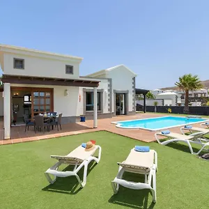 https://villa-esterlicia.in-canary-islands.com